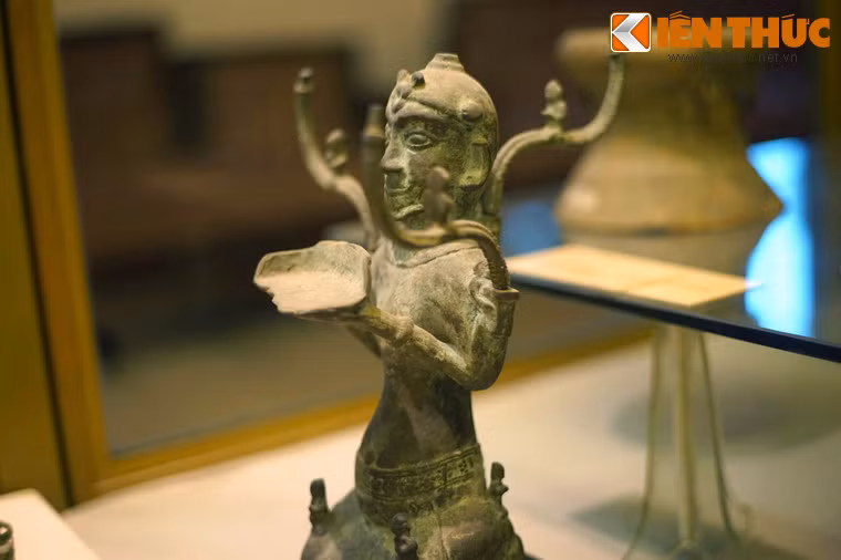 Năm 1935, nhà khảo cổ học Thụy Điển Olov Jane và Viện Viễn Đông Bác Cổ Pháp (EFEO) đã tìm thấy cây đèn này tại một khu mộ trong cuộc khai quật ở Lạch Trường, Thanh Hóa. Hiện vật được xác định có niên đại khoảng 1.700-2.000 năm trước.