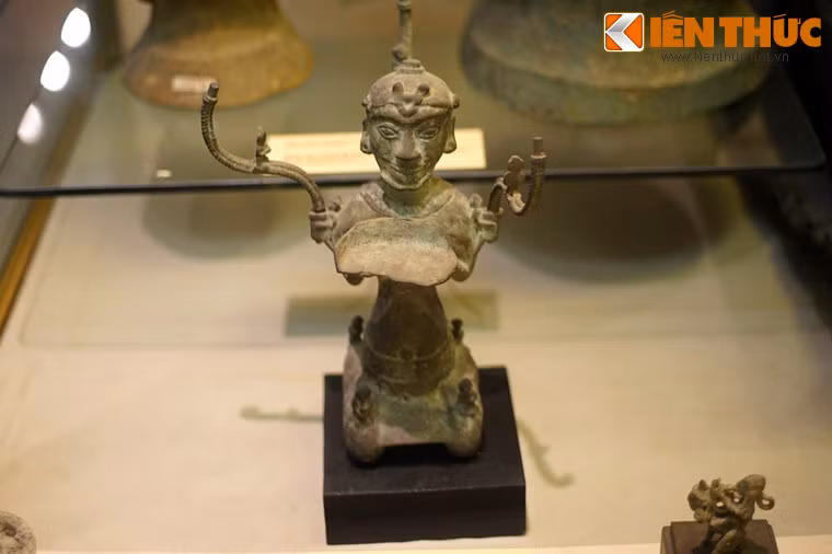 Đây là cây đèn hình người lớn nhất trong số ít cây đèn cùng loại, thể hiện kỹ thuật đúc khéo léo và phản ánh thẩm mỹ cao của cư dân cổ ở Việt Nam cách đây 2 thiên niên kỷ.