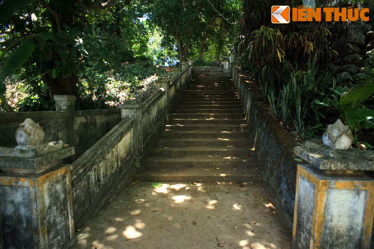 Nơi xây dinh xưa là một vùng gò đồi với nhiều cây cổ thụ to lớn, cành lá xum xê, nhân dân thường gọi là rừng Dinh. Hiện tại xung quanh dinh vẫn còn nhiều cây cổ thụ, tỏa bóng mát cả một vùng.