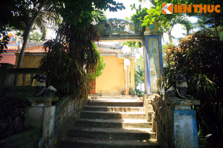 Theo một số tài liệu ghi chép còn lưu giữ tại dinh Bà Lý Sơn thì trước đây dinh được lợp bằng tranh, đến năm Bảo Đại thứ 9 dân trong làng mới quyên góp tiền của và tiến hành sửa chữa trùng tu dinh. Đến năm Bảo Đại thứ 19 tiếp tục tu bổ dinh có kiếu trúc như ngày nay.