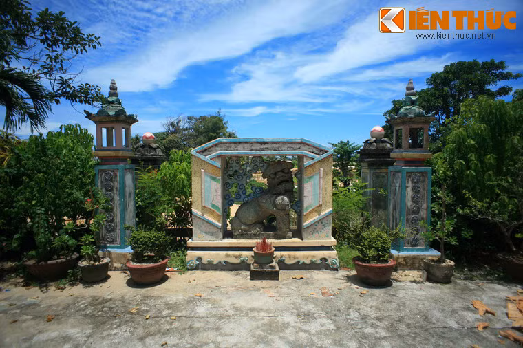 Trước dinh có bình phong, trụ biểu, và một con nghê đá. Đây là một trong hai con nghê đá có niên đại thời Minh (Trung Quốc) hiện có tại đảo Lý Sơn, được trục vớt từ một thuyền buôn cổ bị đắm trong vùng.