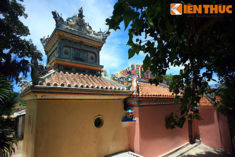 Dinh có kiến trúc hình chữ Tam chia làm 3 tòa: Tiền đường, chánh điện, hậu cung.