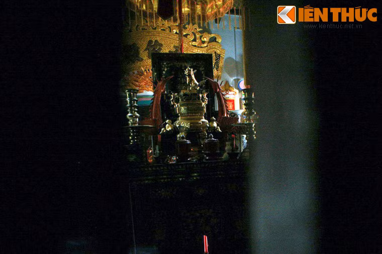 Tại hậu cung thờ tượng Bà ở giữa, hai bên là tượng cô và cậu - đây là mô tuýp thờ thần Thiên Yana quen thuộc ở khu vực Nam Trung Bộ. Hậu cung chỉ mở cửa vào các dịp lễ.