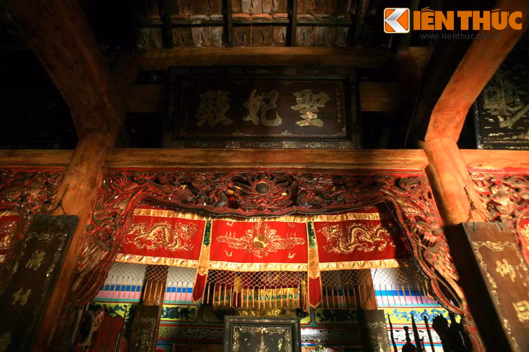 Đặc biệt trong dinh có rất nhiều bức hoành phi và liễn đối.