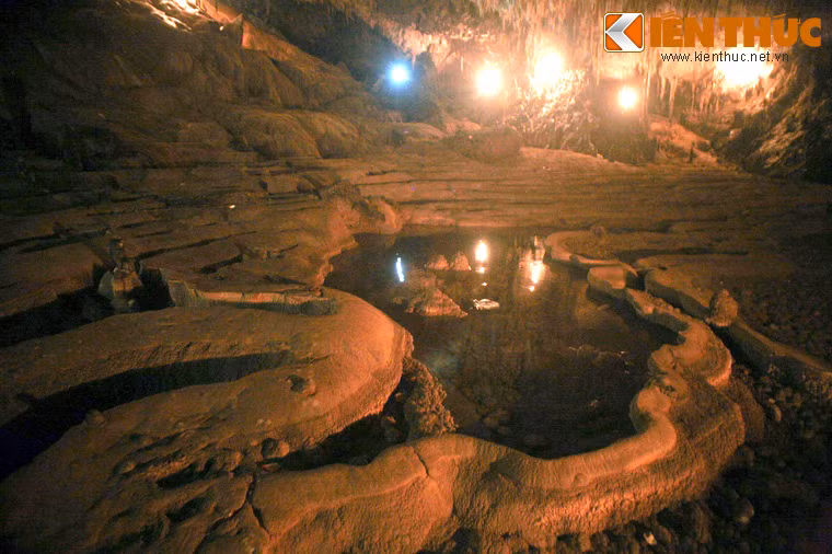 Nhiều dạng kiến tạo địa chất kỳ thú cũng được tìm thấy, như những "thửa ruộng bậc thang" tầng tầng lớp lớp.