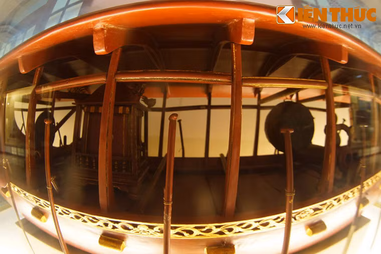 Loại thuyền này được ghi nhận lần đầu ở Việt Nam từ năm 807 – 809. Năm 931, tướng Dương Đình Nghệ đã sử dụng thuyền mông đồng trong các trận thủy chiến chống quân Nam Hán xâm lược.