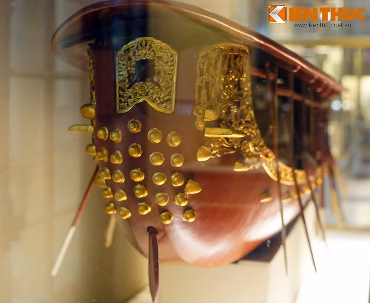 Theo các tư liệu lịch sử, thuyền mông đồng được phát minh tại Trung Hoa thời nhà Đường, sau đó nhanh chóng du nhập vào Việt Nam và trở thành loại chiến thuyền chủ lực, đóng góp lớn lao vào những chiến thắng trên sông nước của các triều đại phong kiến Việt.