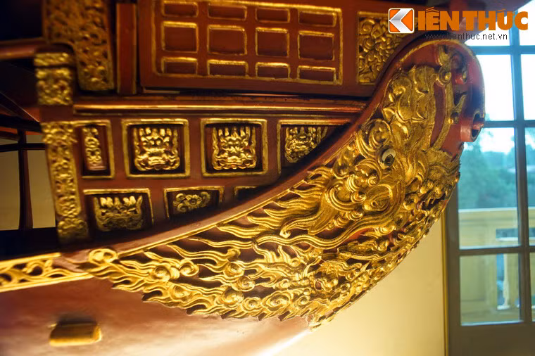 Đầu thuyền và mũi thuyền được chạm khắc và thiếp vàng rất tinh xảo.