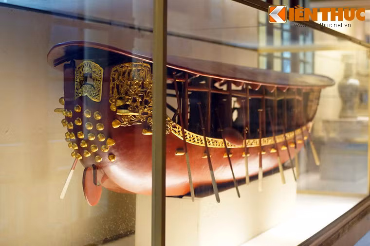 Đây là mô hình của một chiến thuyền được chế tác vào thời Lê - Trịnh ở Đàng Ngoài, đặt tại chùa Keo và những năm gần đây chuyển về tầng 2 của Bảo tàng.