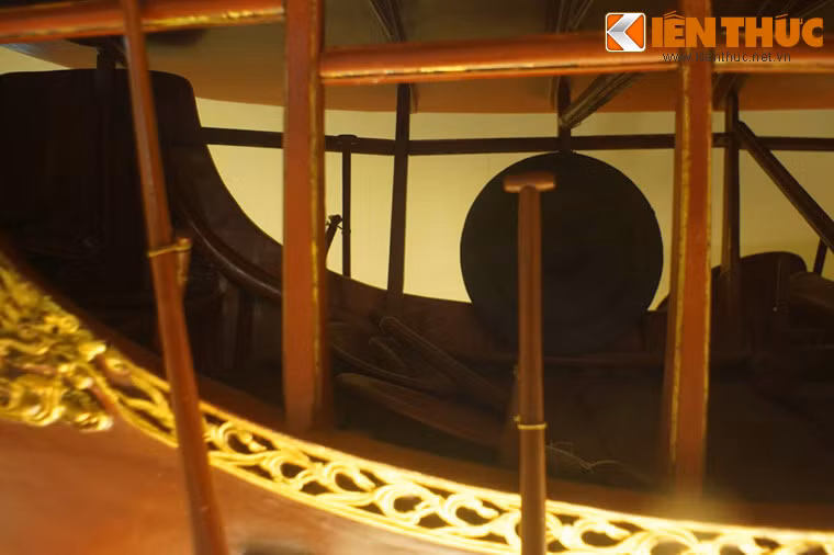 Các khí cụ khác trên thuyền bao gồm cung tên, thuẫn, mộc, trống, chiêng, quang gánh, cờ...