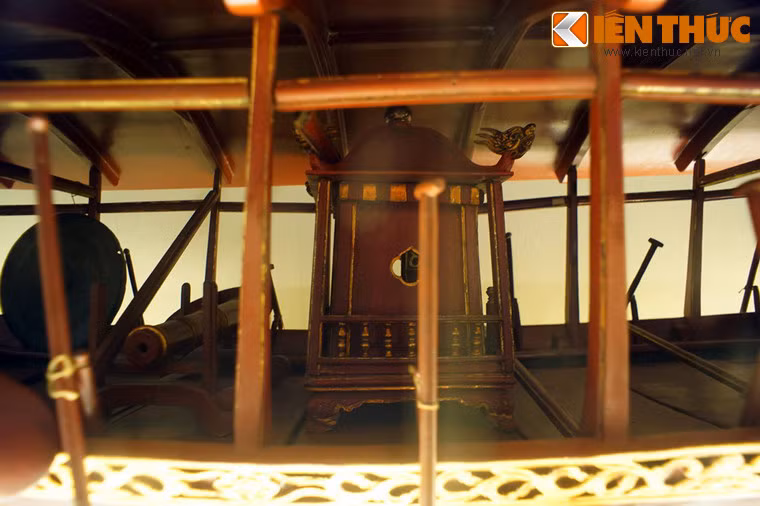 Trong khoang thuyền mô hình có rất nhiều loại khí cụ khác nhau, trong đó có một sập cho chỉ huy nằm ở giữa.