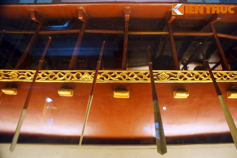 Về cơ bản đây là loại thuyền đáy nông, chèo tay, hoạt động chủ yếu ở các sông lạch và khu vực ven biển. Số lượng tay chèo trên mô hình là 20.