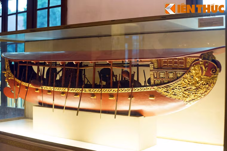 Mô hình là sự tái hiện mẫu chiến thuyền mông đồng (thuyền bọc đồng) - loại thuyền nhỏ, linh hoạt được trang bị hỏa lực mạnh - từng được thủy quân Lê - Trịnh sử dụng phổ biến vào thời điểm đó.