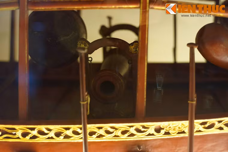 Việc trang bị đại bác là sự cải tiến lớn về khí tài so với các thuyền mông đồng thời trước, thường được trang bị hai máy nỏ.