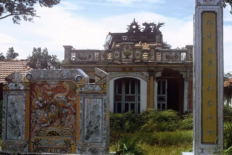 Một đền thờ bị hư hại do chiến tranh.