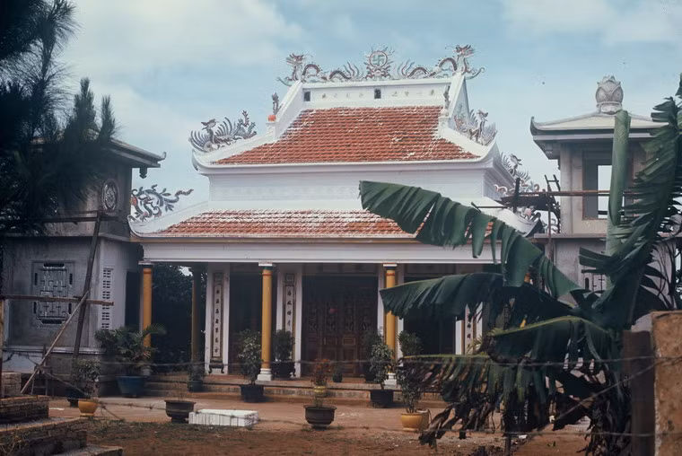 Ngôi chùa nhỏ đang được xây dựng.