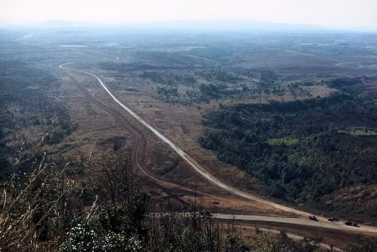 Quốc lộ 19 nhìn từ sườn núi.