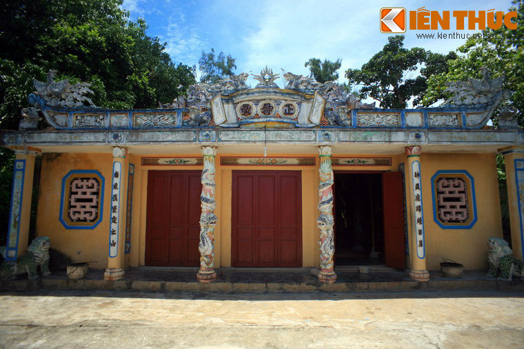 Dinh Bà được xây dựng từ thời gian nào đến nay vẫn chưa có tài liệu nào ghi chép. Tuy nhiên, căn cứ vào những đặc điểm di tích có thể khẳng định đây là một di tích thờ thần của người Champa, sau đó người Việt xây dựng lại. Kiến trúc của đền ngày nay mang phong cách thời nhà Nguyễn.