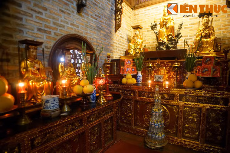 Tổng số tượng ở chùa Hòe Nhai gồm 68 pho, được làm bằng nhiều chất liệu khác nhau như đồng hun, gỗ quý, đất nện, được sơn son thếp vàng. Trong chùa có nhiều tượng cổ.