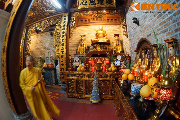 Đặc sắc nhất trong đó là bức tượng "Phật ngồi lưng vua", đặt ở góc phải phía sau của chính điện.