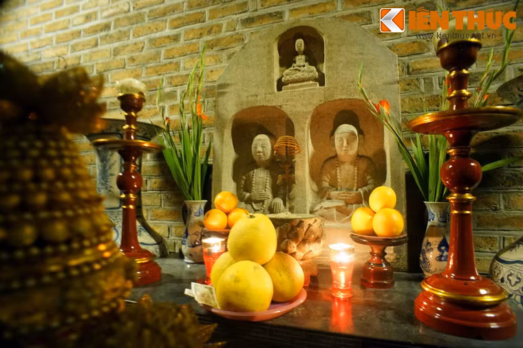 Bên cạnh tượng Phật ngồi trên lưng vua, chùa Hòe Nhai còn nhiều tượng cổ độc đáo khác như tượng Cửu Long (Thích Ca sơ sinh), bộ tượng Dược Sư tam tôn cổ nhất Việt Nam, cùng với một bộ Hoa Nghiêm Tam thánh...