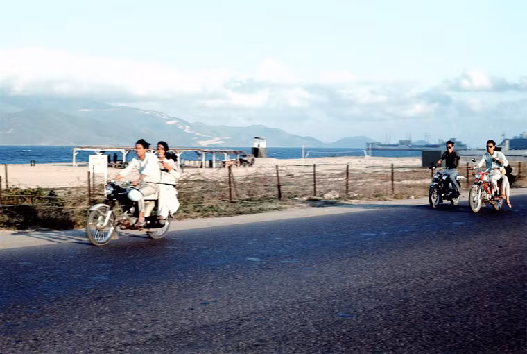 Trên con đường ven bờ biển Nha Trang.