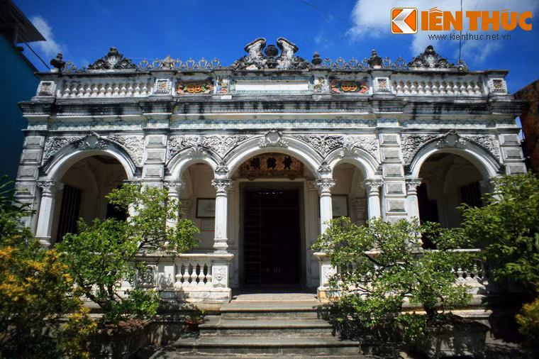 Ban đầu, đây là một ngôi nhà ba gian kiểu truyền thống của miền Tây Nam Bộ, rộng 258 m2, với nguyên vật liệu chính là gỗ quý, và mái nhà hình thuyền lợp ngói âm dương.