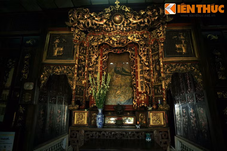 Bàn thờ Quan Công được đặt ở giữa gian chính theo tín ngưỡng thờ Quan Công của người Hoa.