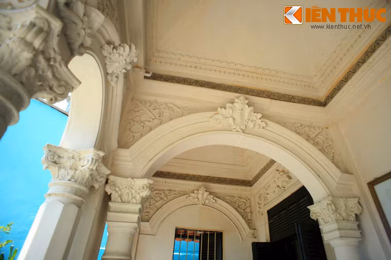 Do đó, trông bề ngoài là một ngôi biệt thự kiểu phương Tây, mang lối kiến trúc La Mã - Phục hưng ở thế kỷ 17 thể hiện ở các cổng vòm, hệ thống cột với các hoa văn và phù điêu hoa lá.