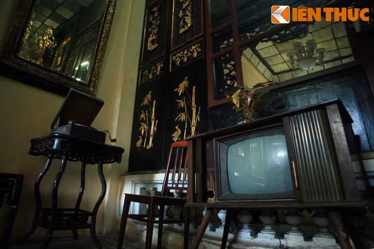 Bên cạnh các đồ nội thất truyền thống, ngôi nhà còn được trang bị nhiều vật dụng cao cấp phương Tây như Ti-vi, máy quay đĩa...