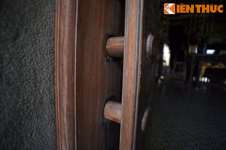 Ở cửa chính của ngôi nhà có một khung cửa với các thanh gỗ tròn song song nằm ngang có thể kéo qua lại. Buổi trưa nhà không đóng cửa chính mà kéo khung cửa này lại. Ánh sáng và gió vẫn có thể lùa vào nhà, hàng xóm thấy khung cửa được kéo cũng sẽ không gọi làm phiền.