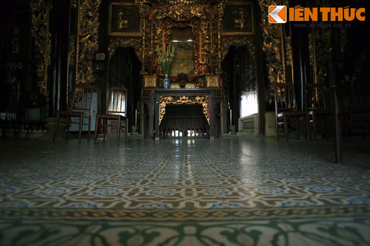 Ở gian giữa nền nhà có vẻ như bị trũng. Đây là chi tiết xây dựng có chủ ý của chủ nhà, vì theo yếu tố phong thủy thì tiền tài chảy về chỗ trũng.