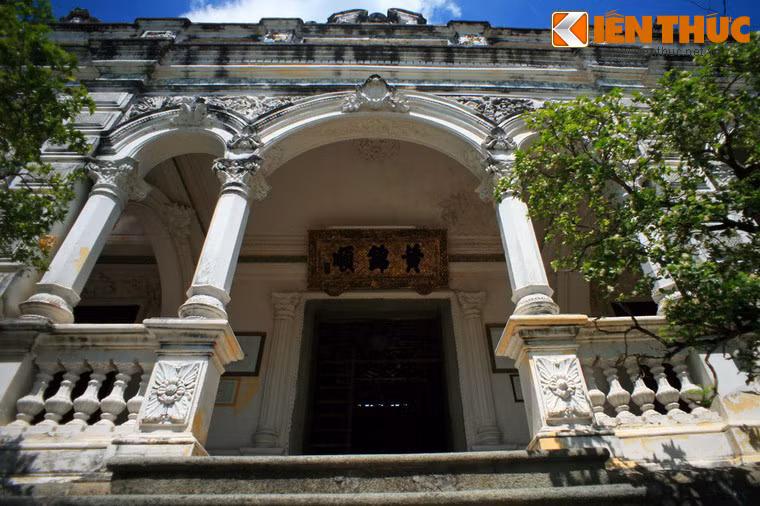 Đến năm 1917, chủ nhân lại cho trùng tu lại ngôi nhà bằng gạch đặc bao lấy khung gỗ bên trong.