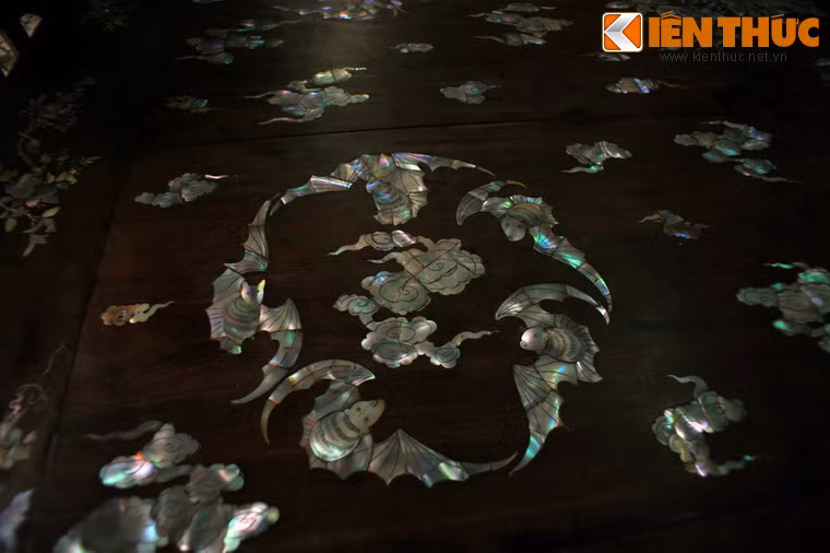 Một nét độc đáo trong các mô-típ trang trí của tòa nhà là theo yếu tố phong thủy, hình tượng tứ linh được thể hiện "long, lân, bức (con dơi), phụng", mà không phải là "long, lân, quy, phụng".