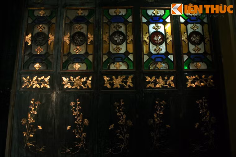 Các cửa gỗ, các loại tủ, giường, bàn thờ đều được chạm khắc rất công phu, tinh xảo.