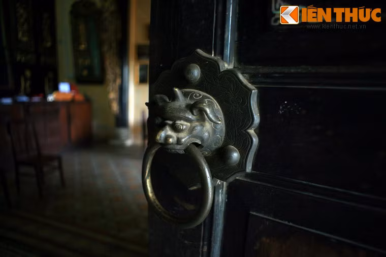 Tay nắm cửa hình tiêu đồ, linh vật giữ nhà theo quan niệm truyền thống Trung Hoa.