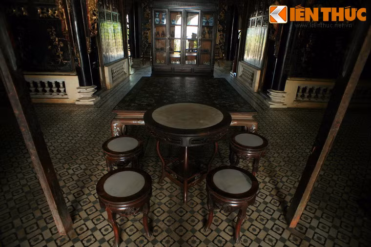 Khi vào bên trong, ngôi nhà gây bất ngờ một lối kiến trúc mang đậm màu sắc Trung Hoa.