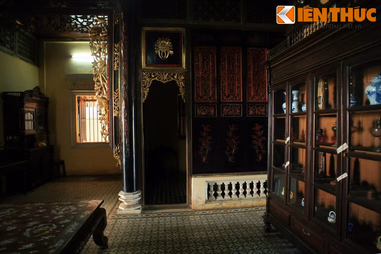 Gạch men với hoa văn hoa lá kiểu Pháp được dùng để lát ngôi nhà đều được nhập từ Pháp.