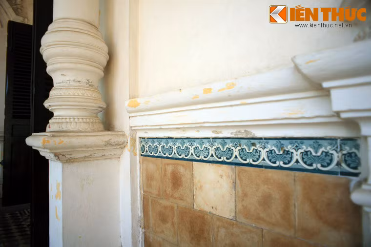 Tường được xây bằng gạch đặc rất dày từ 30-40cm bao lấy kết cấu khung gỗ làm tăng khả năng chịu lực.