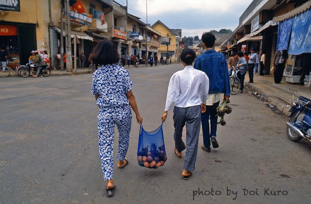 Những người phụ nữ đi chợ.