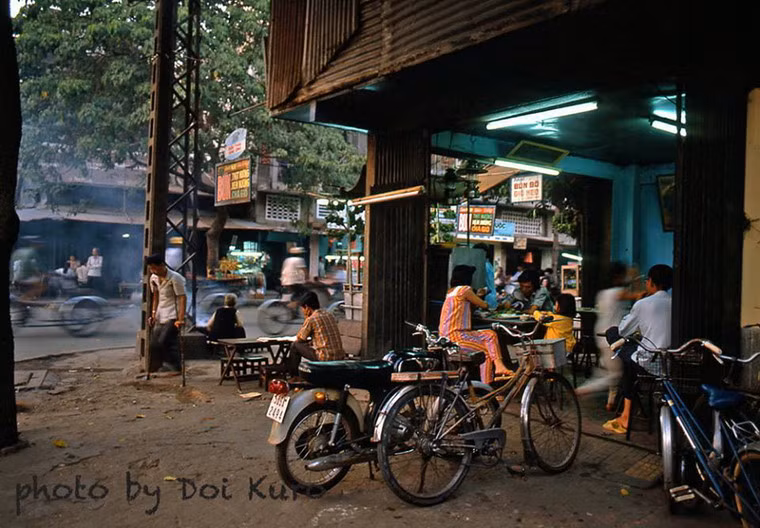 Quán bún ven đường vào buổi trưa.