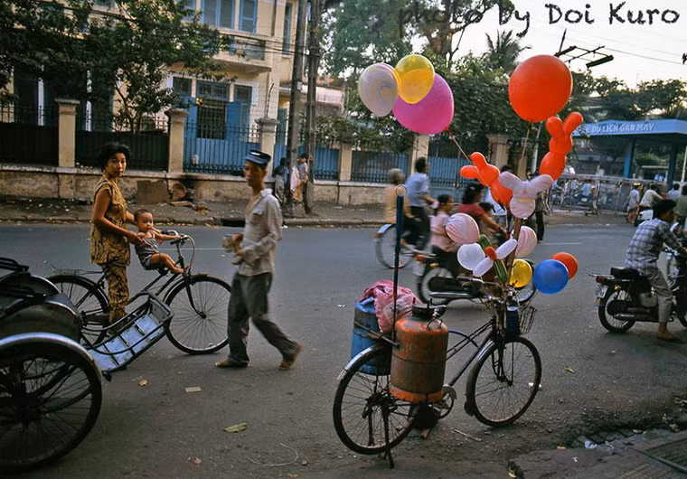Bán bóng bay - một nghề mưu sinh trên đường phố Sài Gòn.