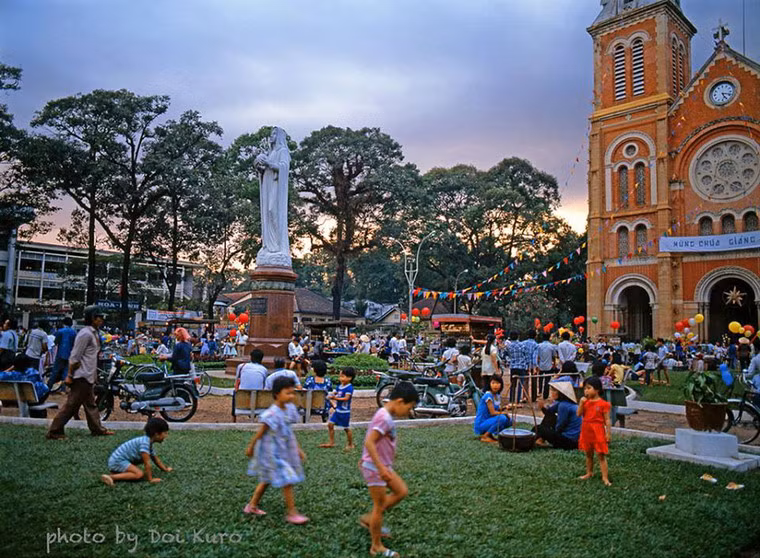 Nhà thờ Đức Bà dịp Giáng Sinh 1990.
