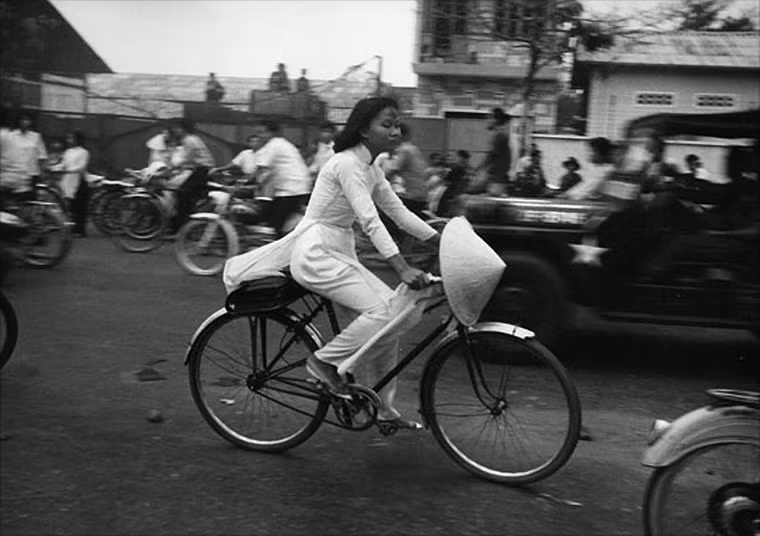 Thiếu nữ áo dài đạp xe trên đường phố Sài Gòn năm 1966.