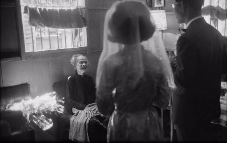 Cặp vợ chồng trẻ gặp người bà 86 tuổi của mình trong ngày cưới, 11/5/1966.