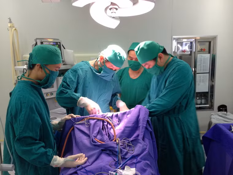 Kíp phẫu thuật trẻ sơ sinh do bác sỹ Nguyễn Quốc Hùng - Bs Bùi Hải Nam thực hiện.