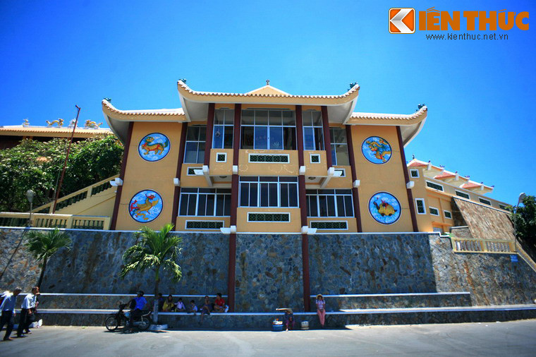 Theo các sử liệu, ban đầu, Dinh chỉ là một ngôi miếu nhỏ đơn sơ, được lập ra vào cuối thế kỷ 18 để thờ một cô gái trẻ tên là Lê Thị Hồng (tục là Thị Cách), người tử nạn trên vùng biển Long Hải khi 16 tuổi. Do cô luôn hiển linh độ trì bá tánh, dân trong vùng tôn xưng cô là nữ thần.