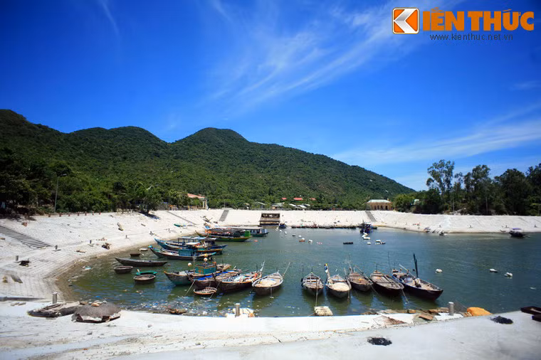 Âu tàu tránh bão trên đảo.