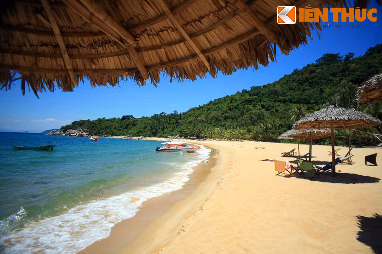 Bãi Chồng, một trong những bãi tắm đẹp nhất Cù Lao Chàm.