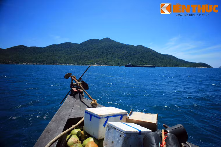 Hòn Lao - hòn đảo chính của quần đảo Cù Lao Chàm với những đỉnh núi nhấp nhô khi nhìn từ ngoài biển.